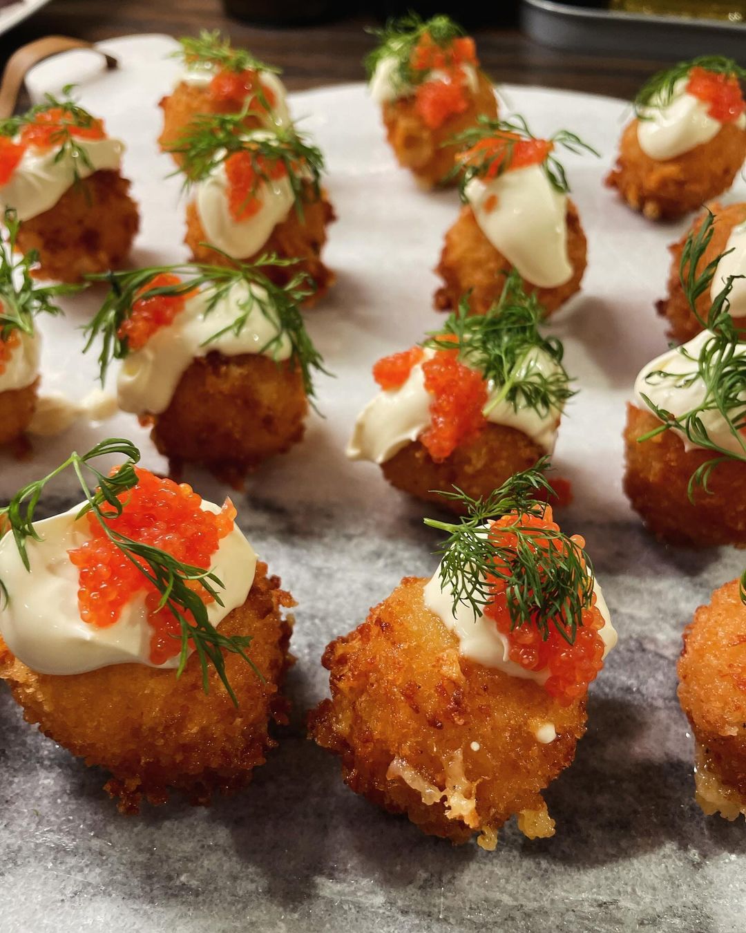 Västerbottenkroketter med smetana, löjrom och dill