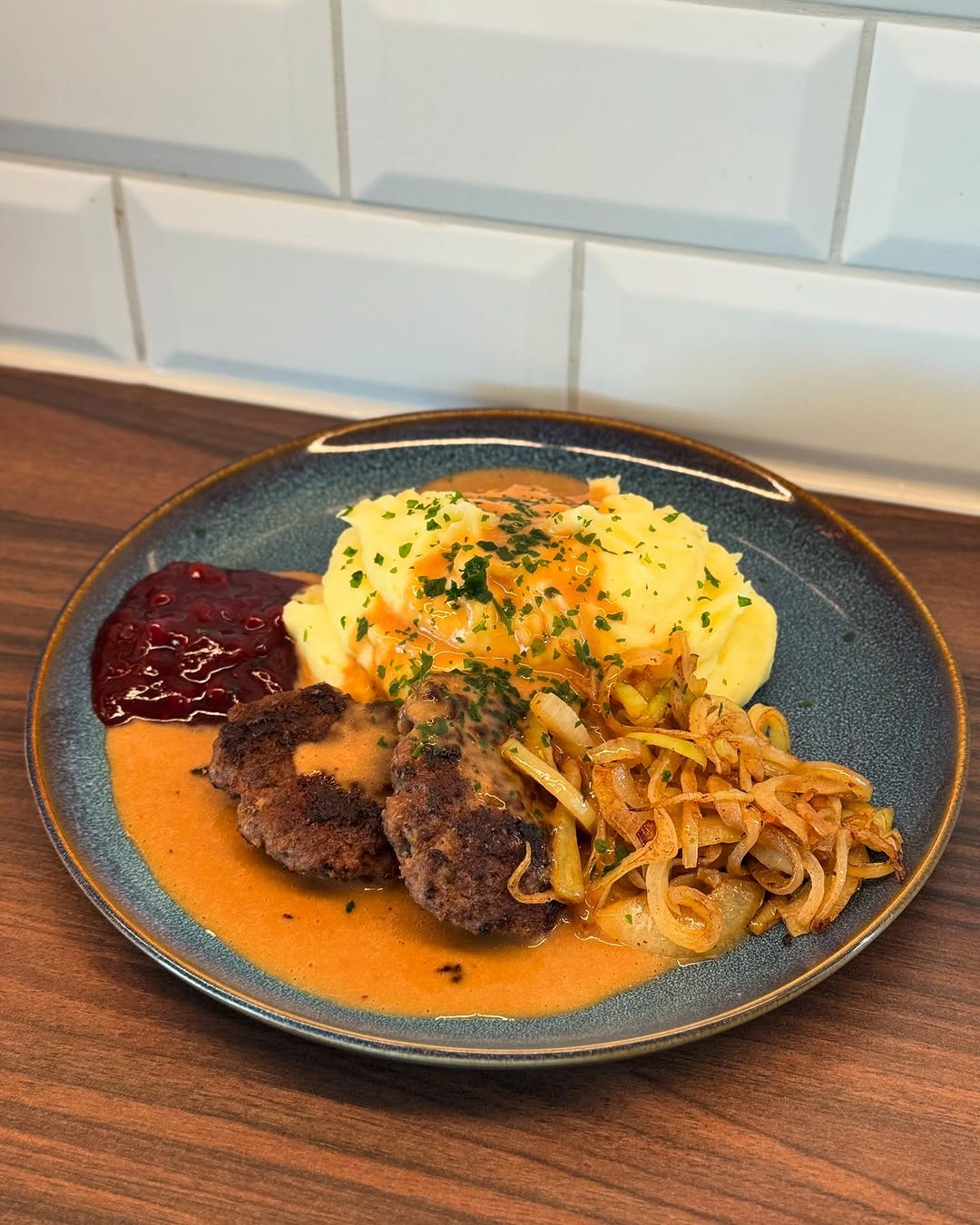 Pannbiff med potatismos och gräddsås