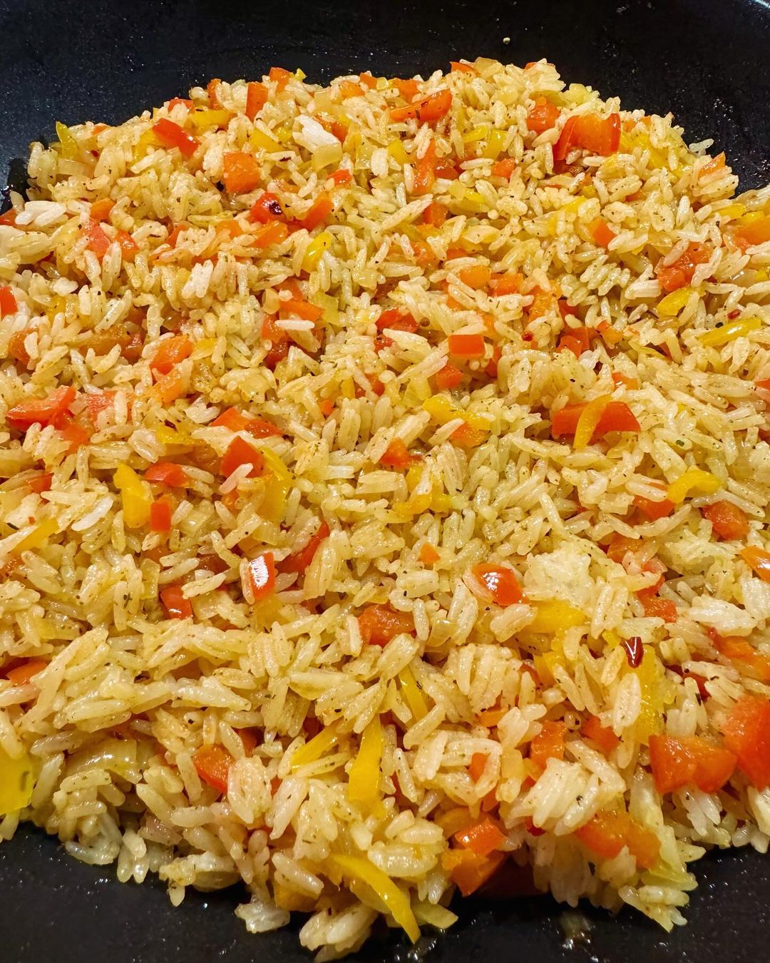 Fluffigt jasminris med paprika och schalottenlök