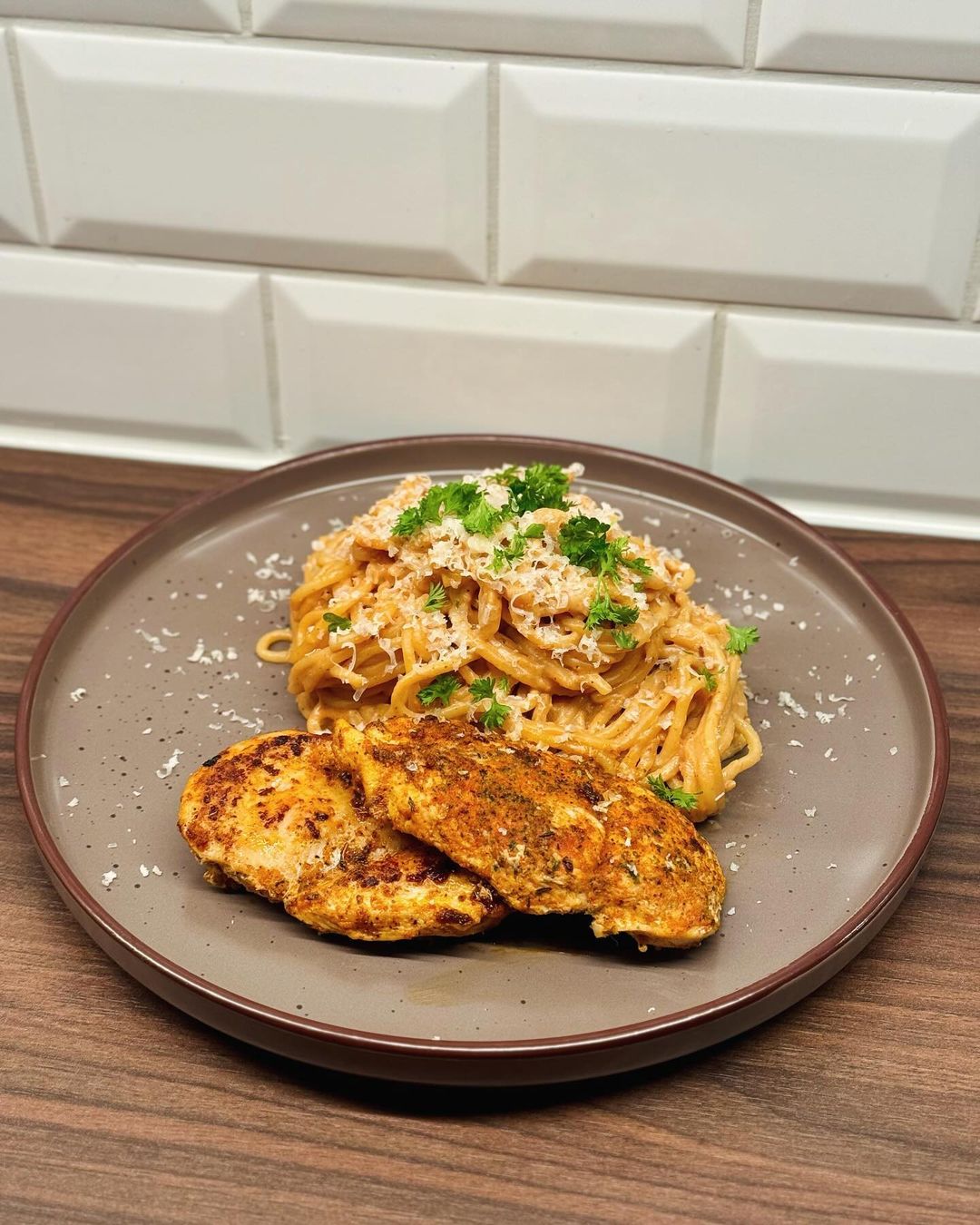 Krämig pasta med färskost, tomatsås och parmesan