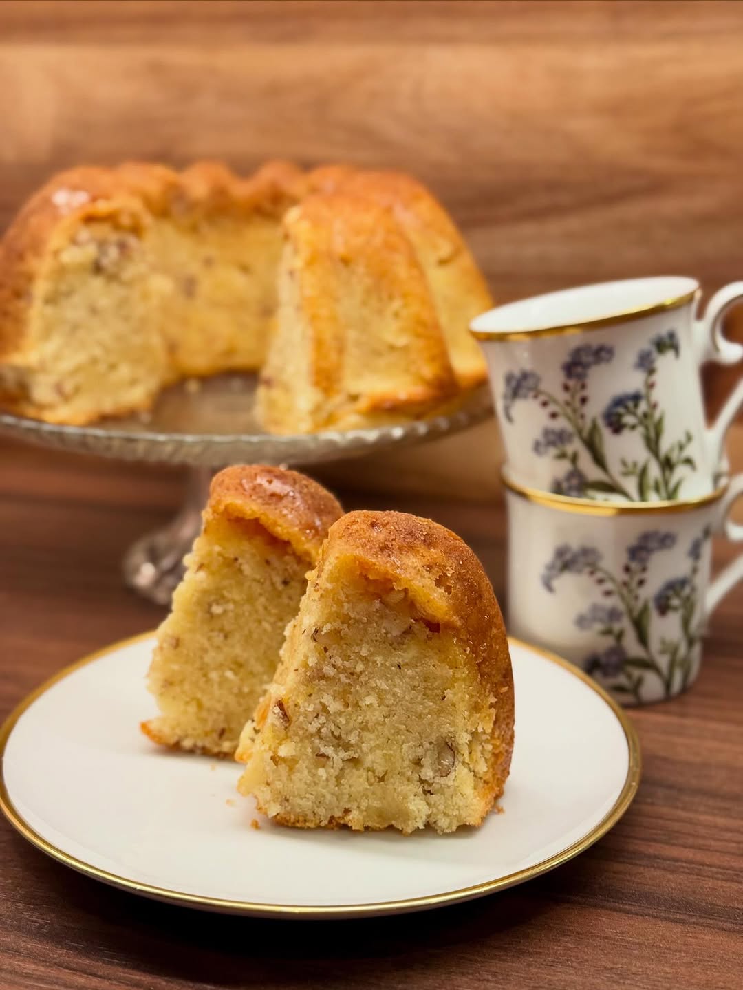 Saftig sockerkaka med vit choklad, rostad mandel och citron