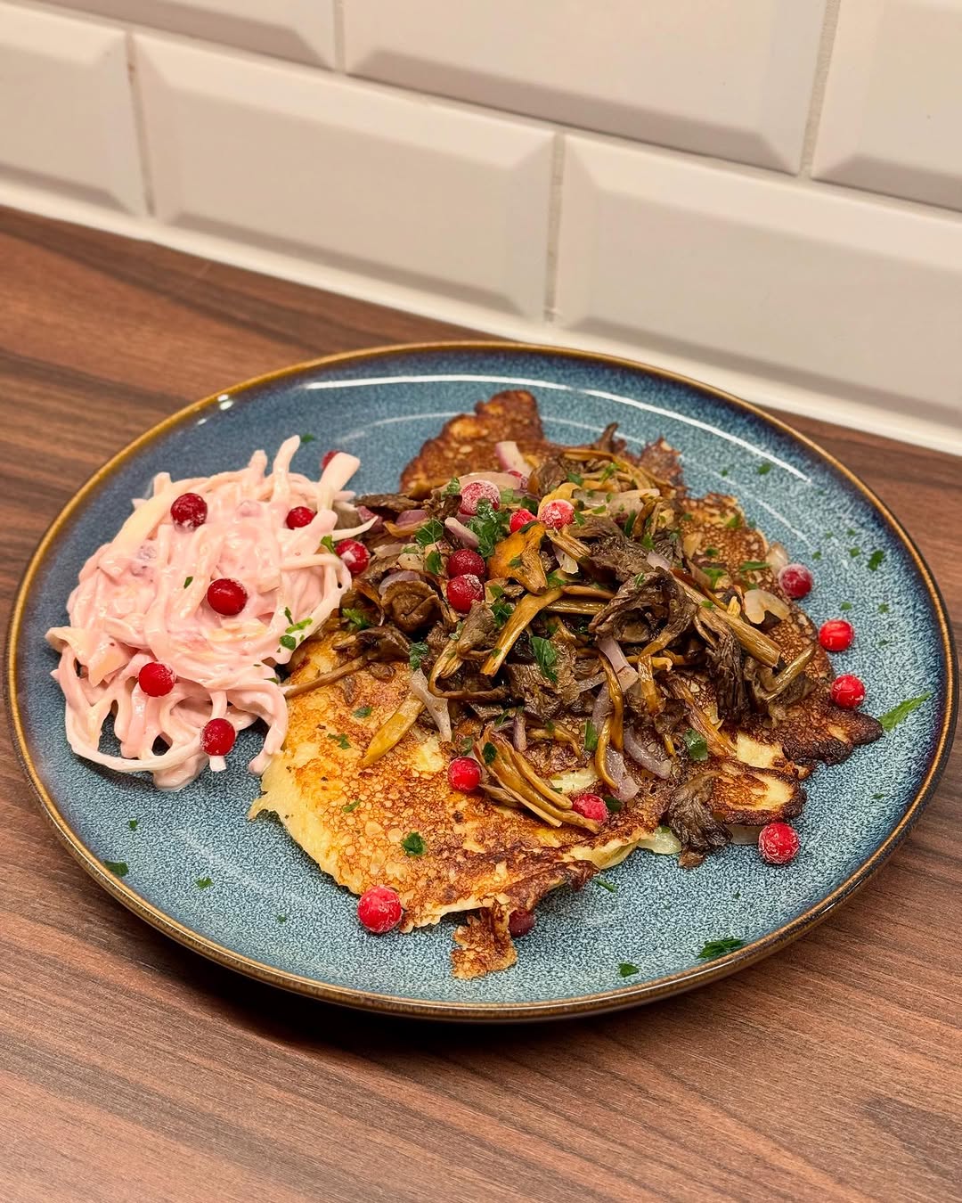 Raggmunk med smörstekta trattkantareller och en krämig vitkålssallad med lingon