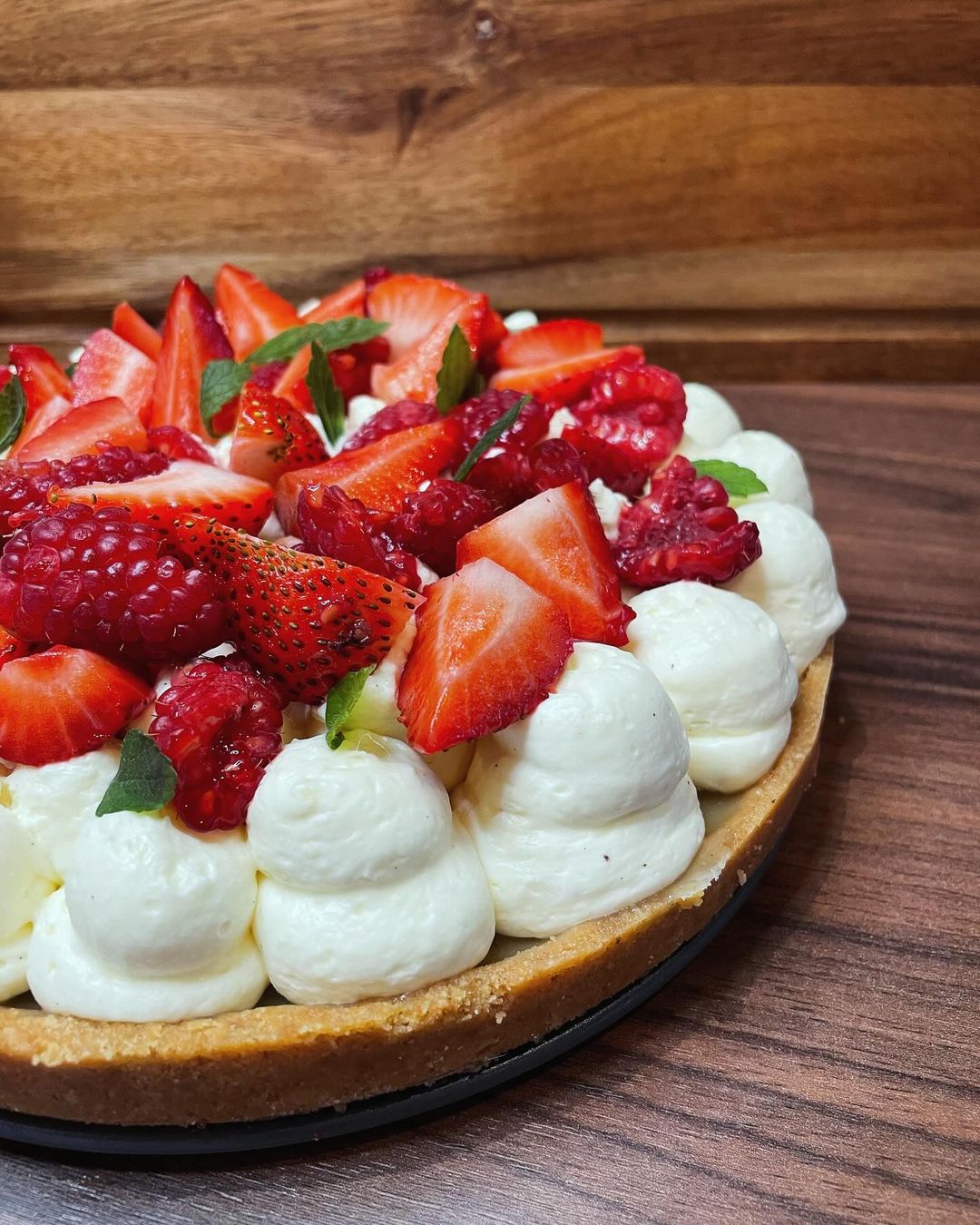 Smörkolapaj med vispad vaniljpannacotta och färska bär
