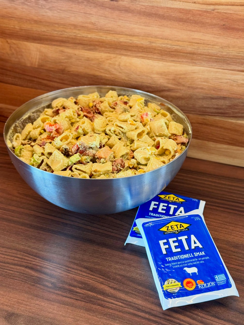 Krämig pastasallad med bacon, grillad kyckling, grön pesto och fetaost