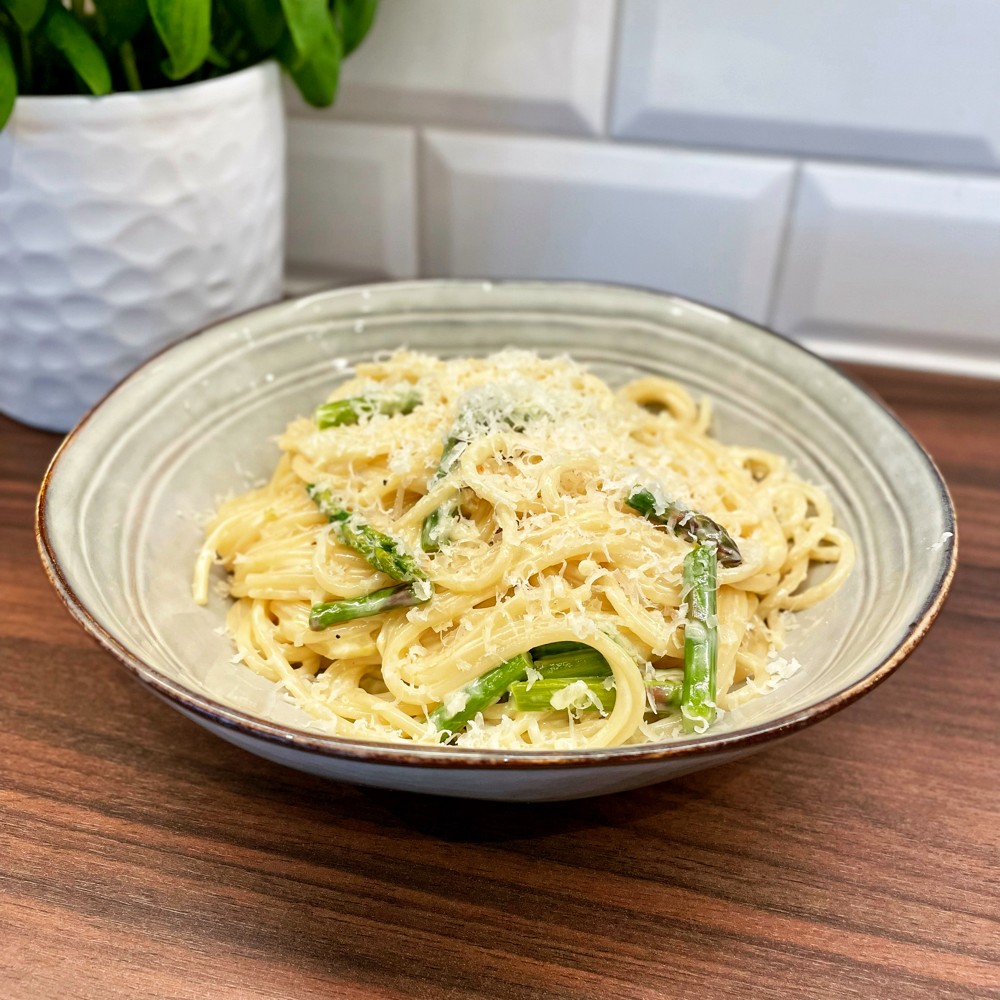 Krämig pasta med citron och sparris