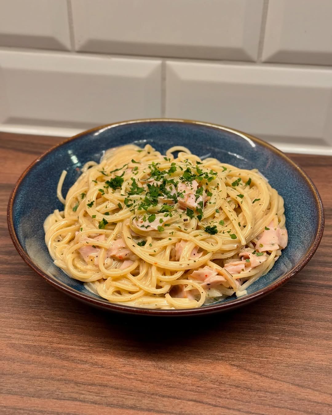Krämig pasta med rökt kalkon och ost