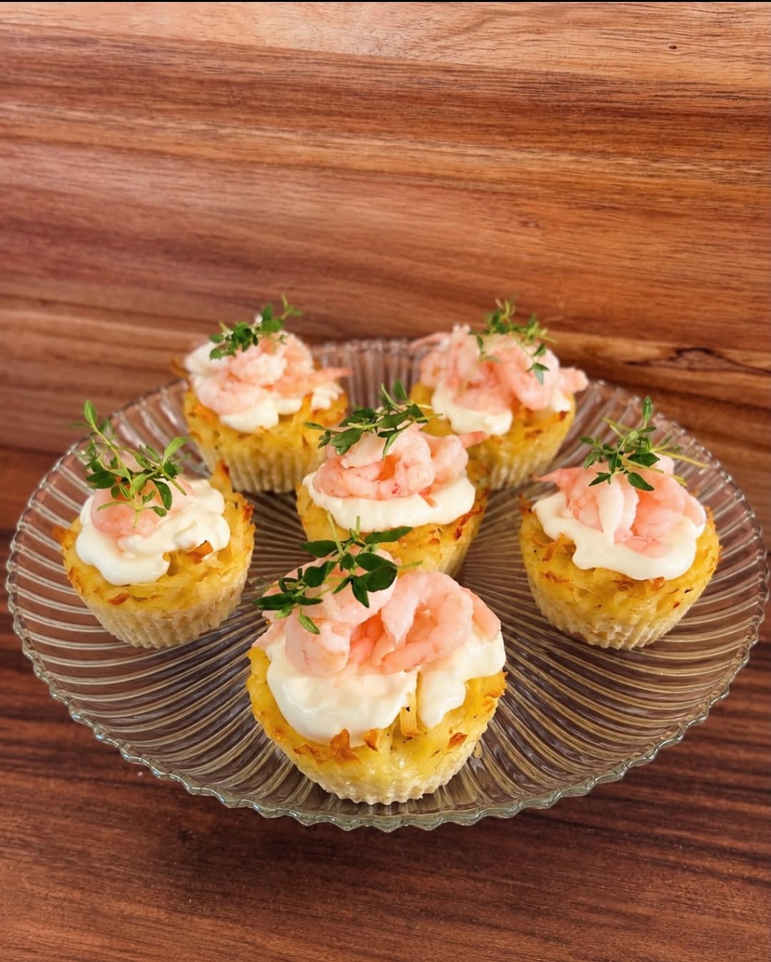 Potatismuffins med cheddarost, smetana och räkor